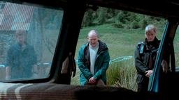 V. li. n. re.: Dr. Hunter (Harry Treadaway), Ex-Polizeichef Brody (David Hayman) und Josie Fraser (Neve McIntosh) finden eine weitere Leiche.